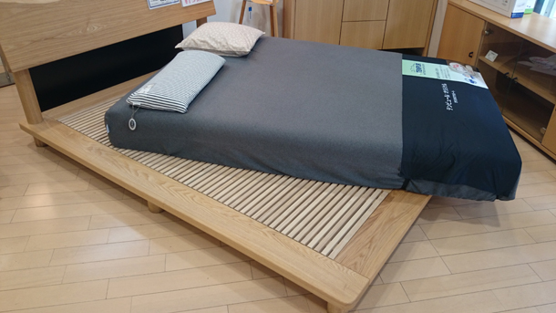 タモ無垢材のオーダーベッド。床材はナラ無垢材のスノコ仕様です。